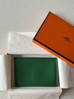 Hermès Calvi  Card Holder in Green Leather Authentic Excellent Condition